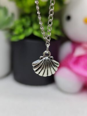 classic-silver-scallop-shell-pendant