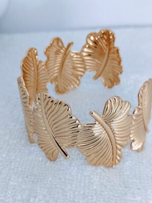 monstera-leaf-textured-gold-cuff