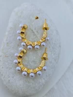 hammered-gold-tone-pearl-huggie-hoop-earrings