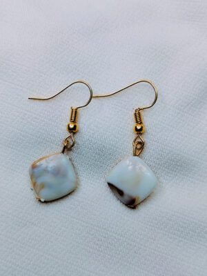 natural-shell-gold-dangle-earrings
